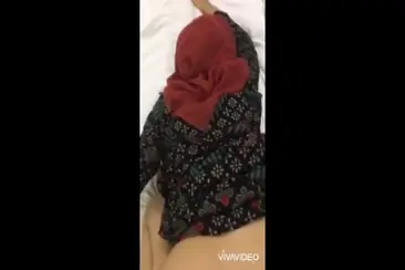Asisten Jilbab Cantik Ketahuan Di Kantor Rekaman Tersebar poster
